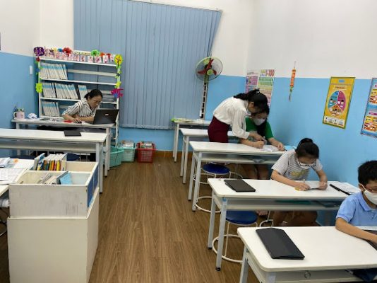 Học viên và đội ngũ giáo viên tại Kumon Hồ Xuân Hương