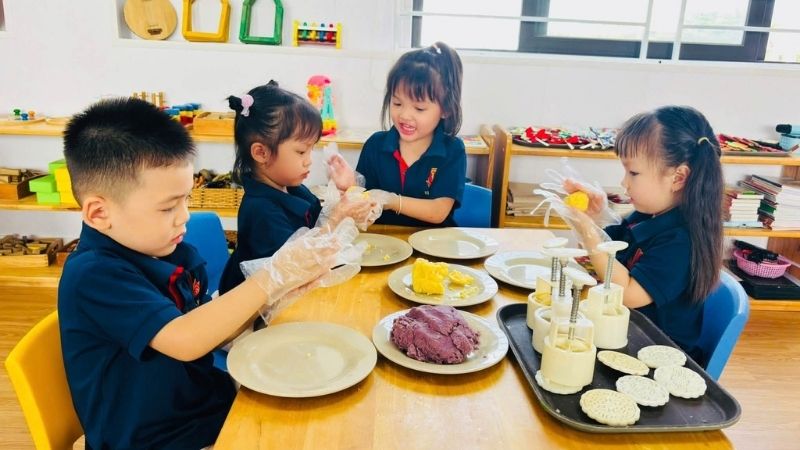 Bé được tự do sáng tạo làm bánh nhân dịp trung thu
