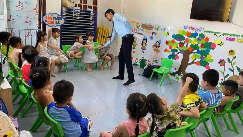 Bé được học và giao tiếp với giáo viên bản ngữ 