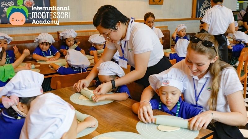 Bé được thực hành những hoạt động thực tế vui nhộn 