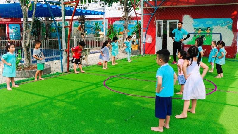 Bé được học thể dục để rèn luyện sức khỏe mỗi ngày
